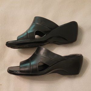 #31 -  New in box, Clarks Tabby black sandals